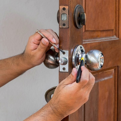 Técnico a instalar uma fechadura